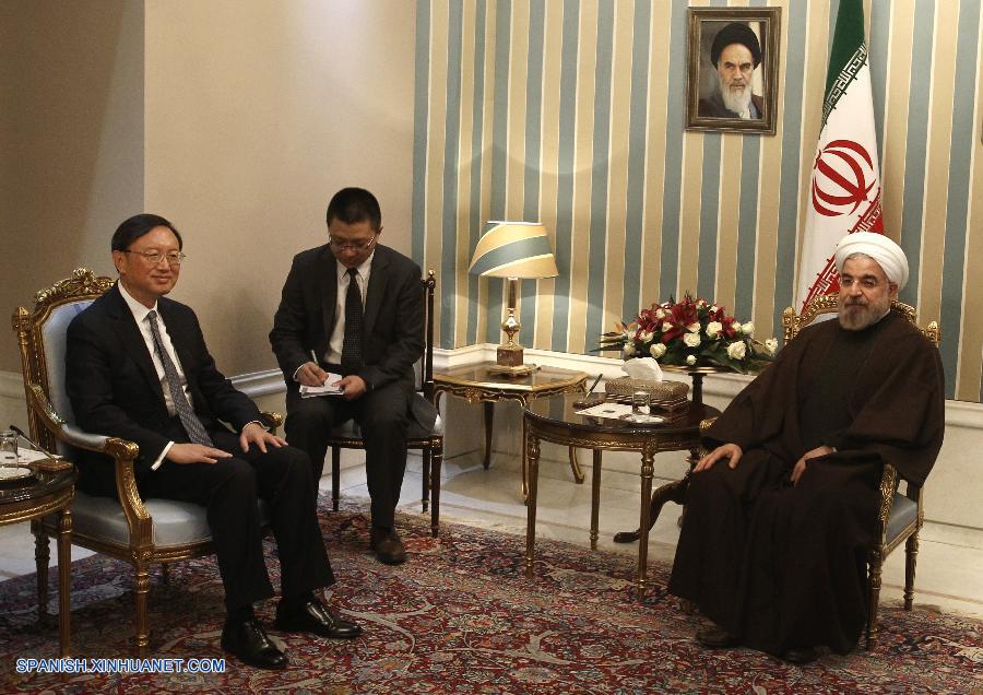 Presidente iraní se reúne con consejero de Estado chino para discutir lazos y tema nuclear