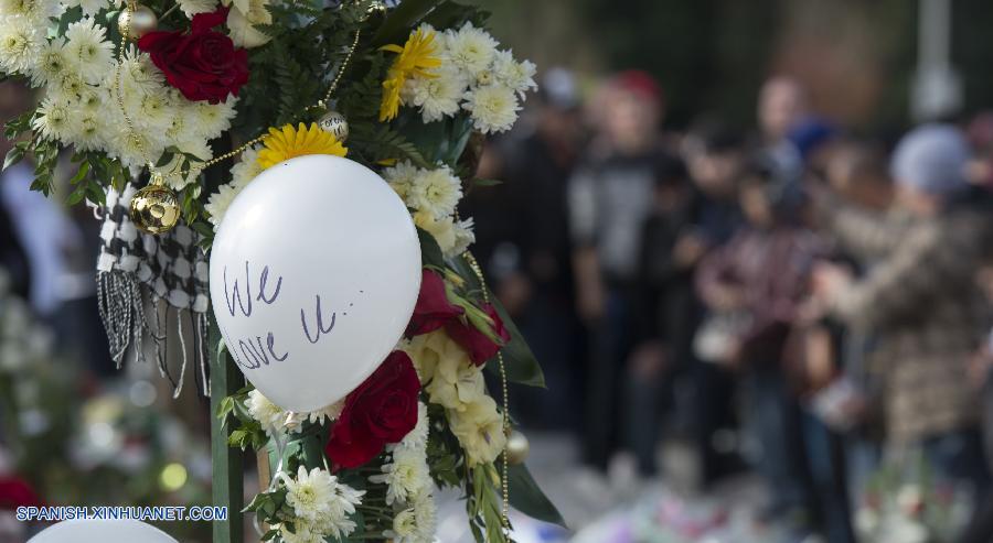 Seguidores de Paul Walker rinden homenaje en el lugar del accidente