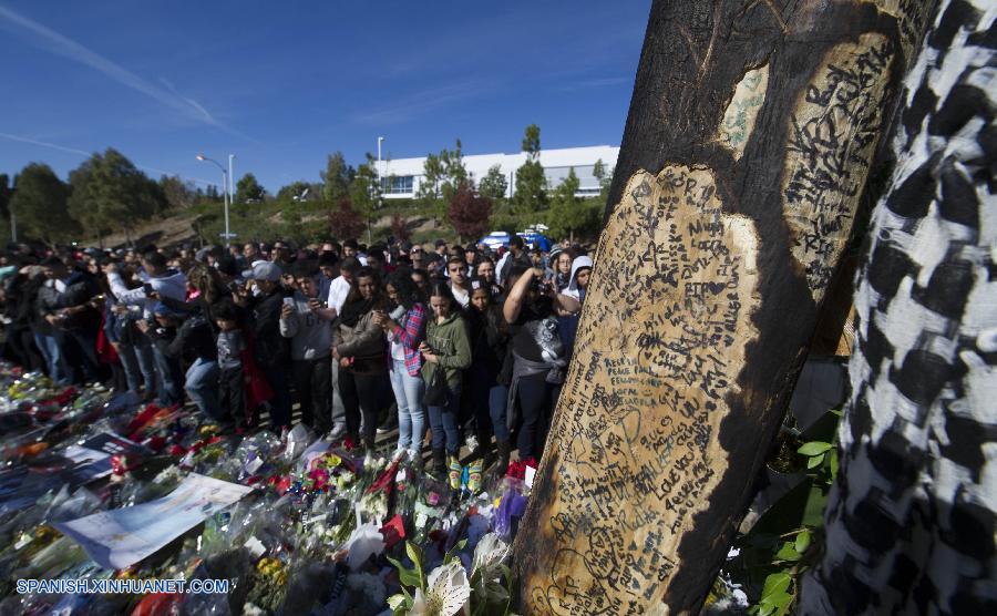 Seguidores de Paul Walker rinden homenaje en el lugar del accidente