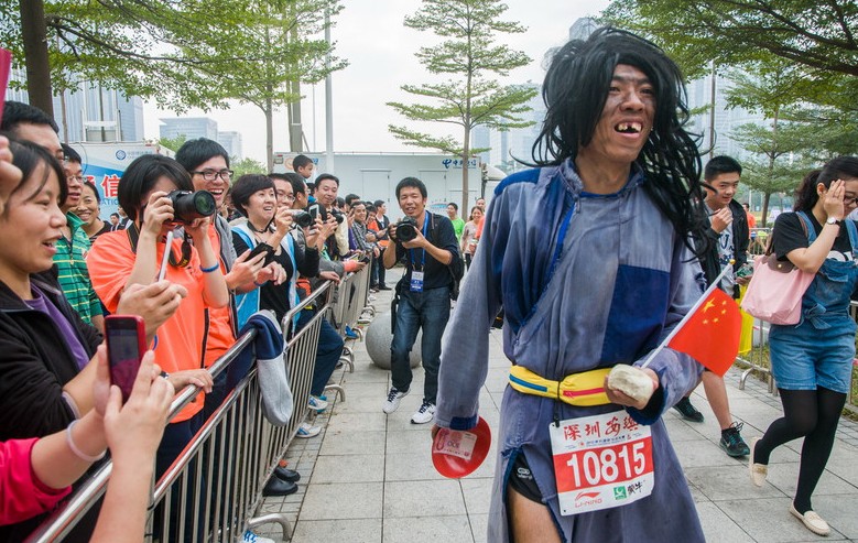 Un“mendigo”participa en la Maratón Internacional de Shenzhen, provincia de Guangdong, el domingo. Más de 10.000 personas de 30 países participaron en la carrera. 