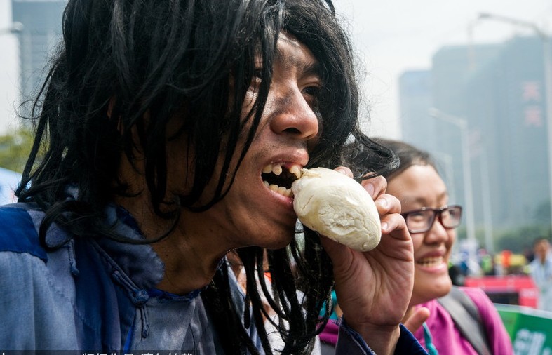 Un“mendigo”posa para una foto en la Maratón Internacional de Shenzhen, provincia de Guangdong, el domingo. Más de 10.000 personas de 30 países participaron en la carrera. 
