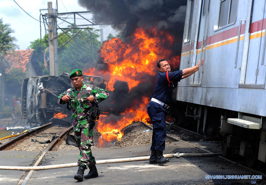 Seis muertos y 59 heridos en colisión de tren con camión de combustible en Yakarta