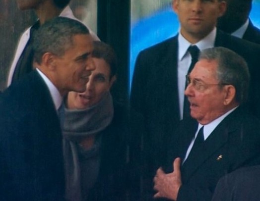 Obama y Raúl Castro se dan la mano en el memorial de Nelson Mandela