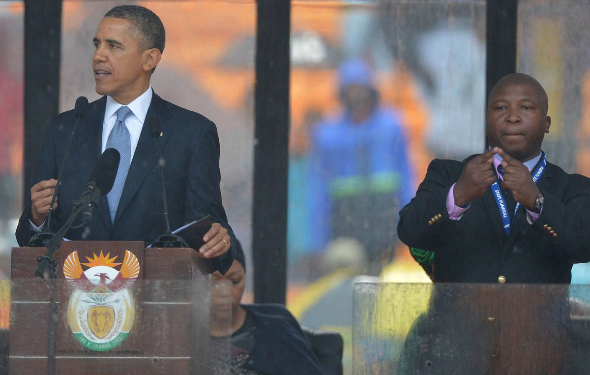 El intérprete de lenguaje signos en el funeral de Mandela era "falso"