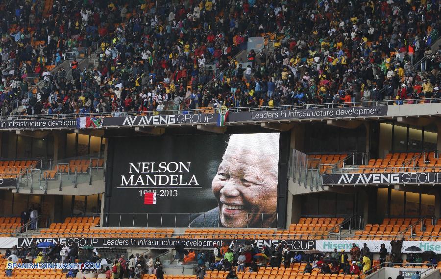 Comienza búsqueda de falso intérprete en ceremonia conmemorativa de Mandela