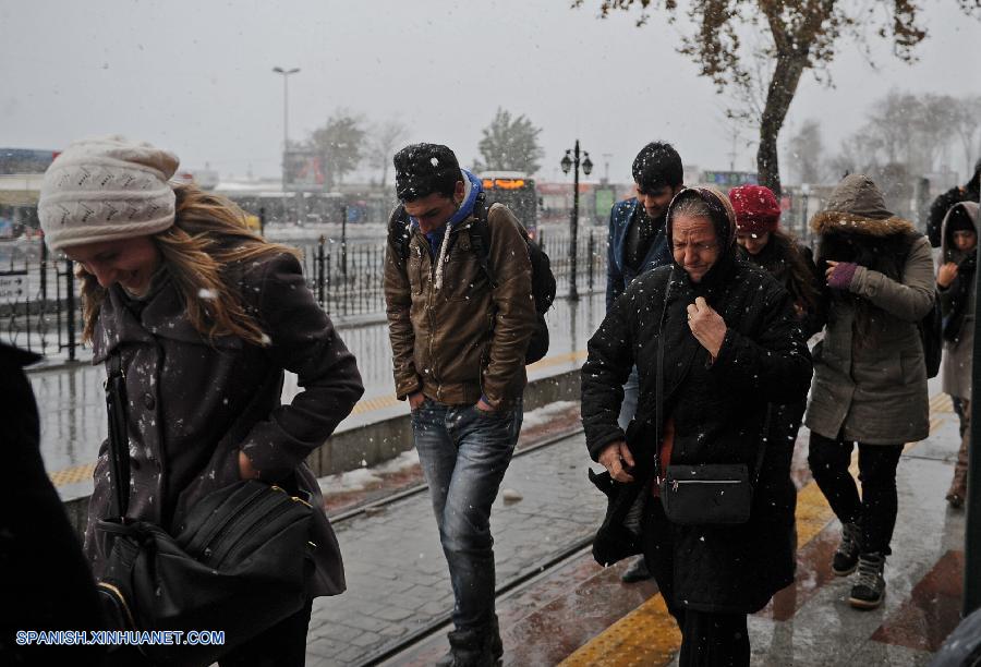 Cierran escuelas en 14 provincias de Turquía por fuerte nevada