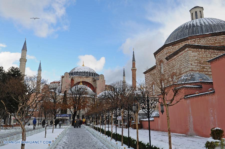 Cierran escuelas en 14 provincias de Turquía por fuerte nevada