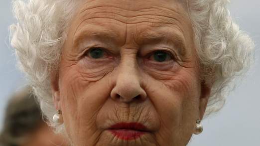 Reina de Inglaterra acusa a policías por comer nueces