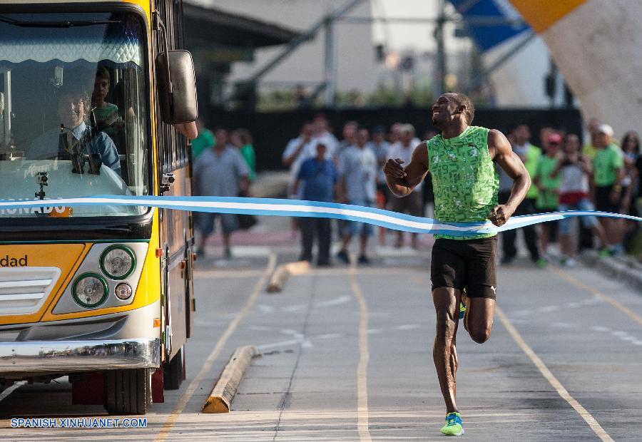 Argentina: Usain Bolt vence en carrera a un autobús en Buenos Aires