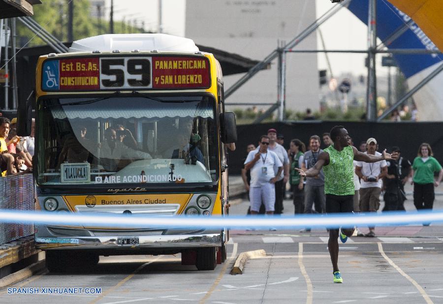 Argentina: Usain Bolt vence en carrera a un autobús en Buenos Aires