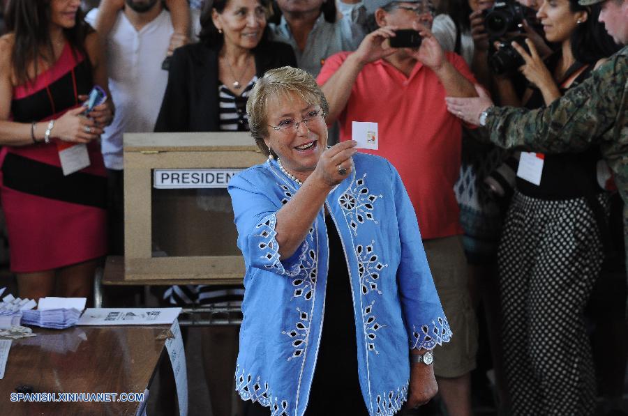 Ex presidenta Bachelet vota en medio de amplio apoyo en Chile