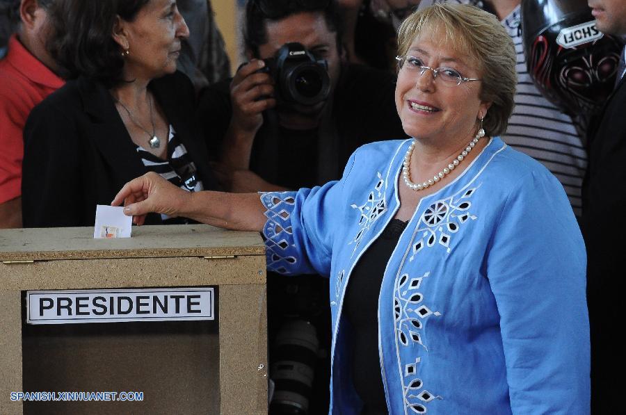 Ex presidenta Bachelet vota en medio de amplio apoyo en Chile