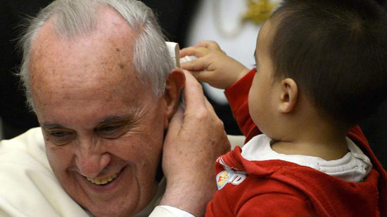 Niño le quita solideo al Papa Francisco
