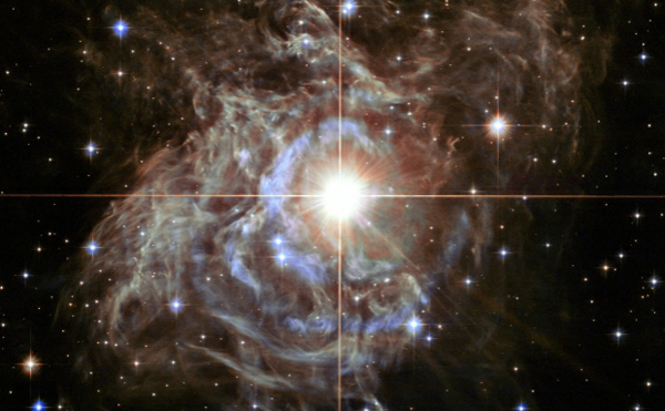 El Hubble capta imagen de una estrella 15.000 veces más brillante que el Sol