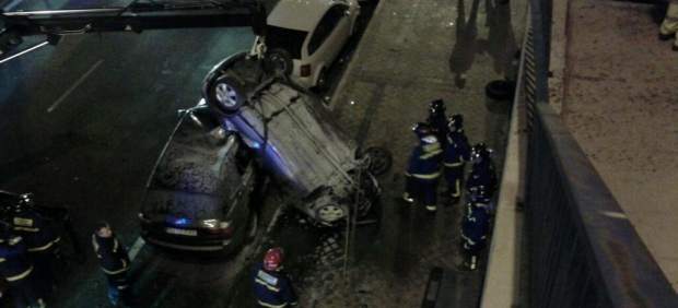 Un herido grave al caer con su vehículo de una altura de 8 metros en Madrid