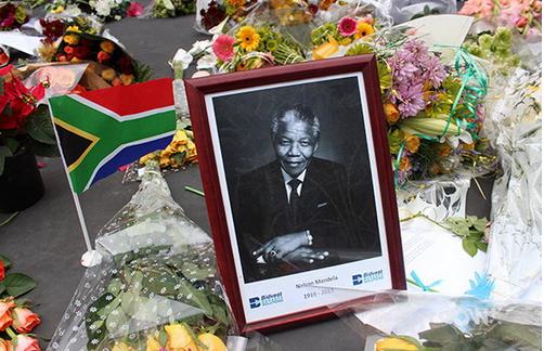 El intérprete que "veía angeles" durante el funeral de Mandela ya está en un psiquiátrico