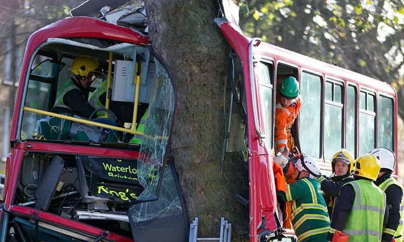 32 heridos en accidente de autobús en Londres