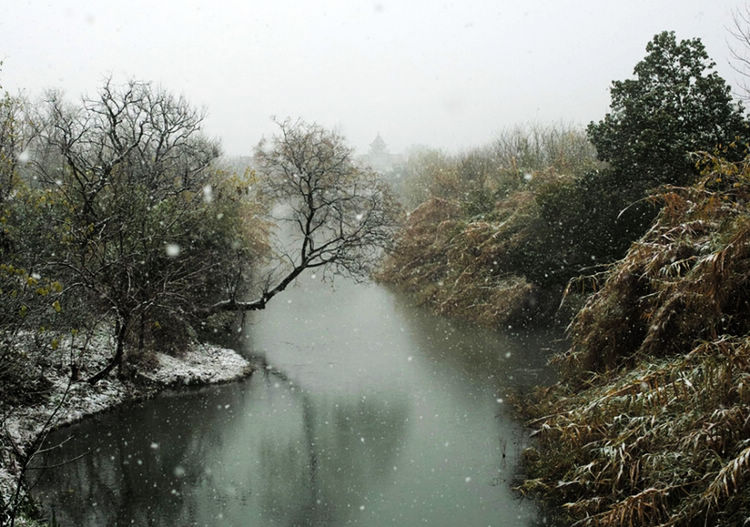 Escenas románticas de la primera nevada en la ciudad de Hangzhou