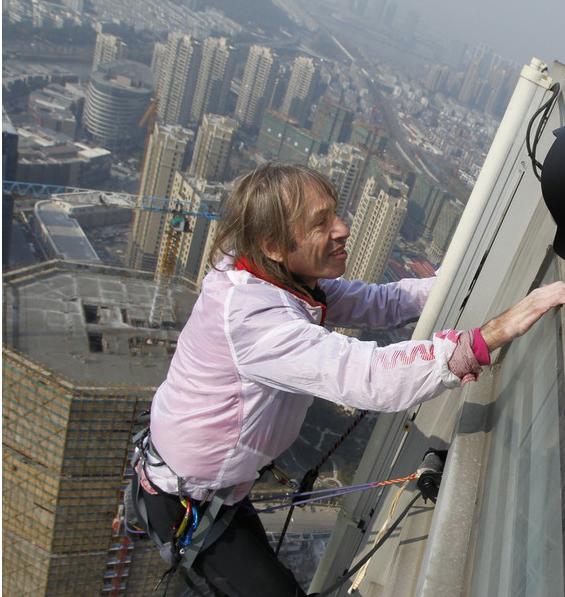 Hombre araña francés escala edificio de 288 metros en China oriental (3)