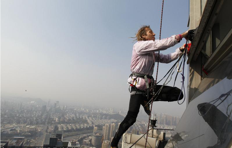 Hombre araña francés escala edificio de 288 metros en China oriental
