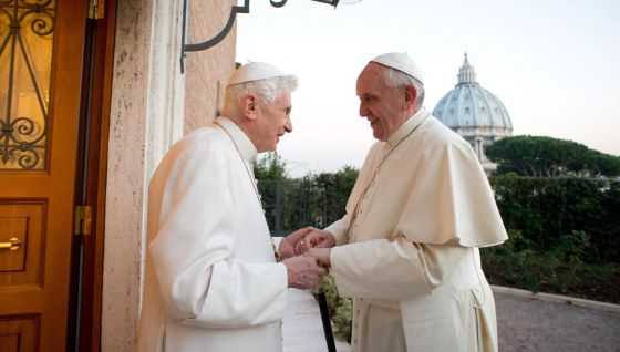 Papa Francisco visita a Benedicto XVI para felicitarle la Pascua