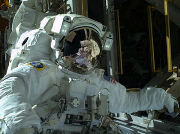 NASA realiza paseo espacial prenavideño