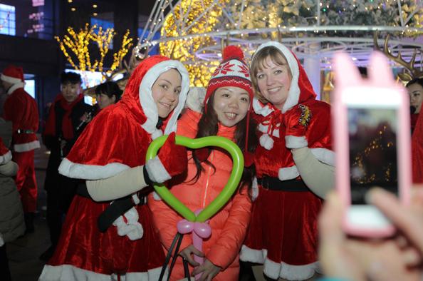 Abundan las fiestas de Navidad para extranjeros en China