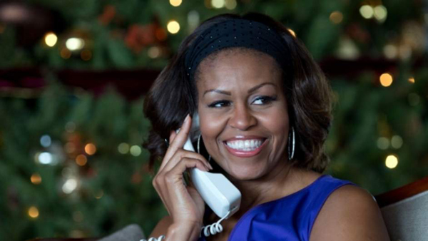 Michelle Obama ayuda a niños a rastrear a Papá Noel