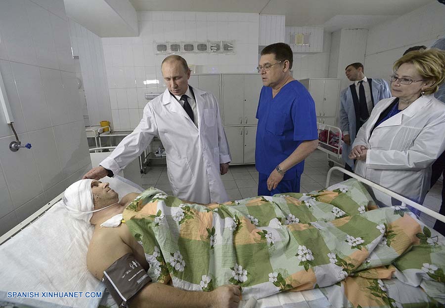 Putin visita a víctimas de ataques con bomba de Volgogrado