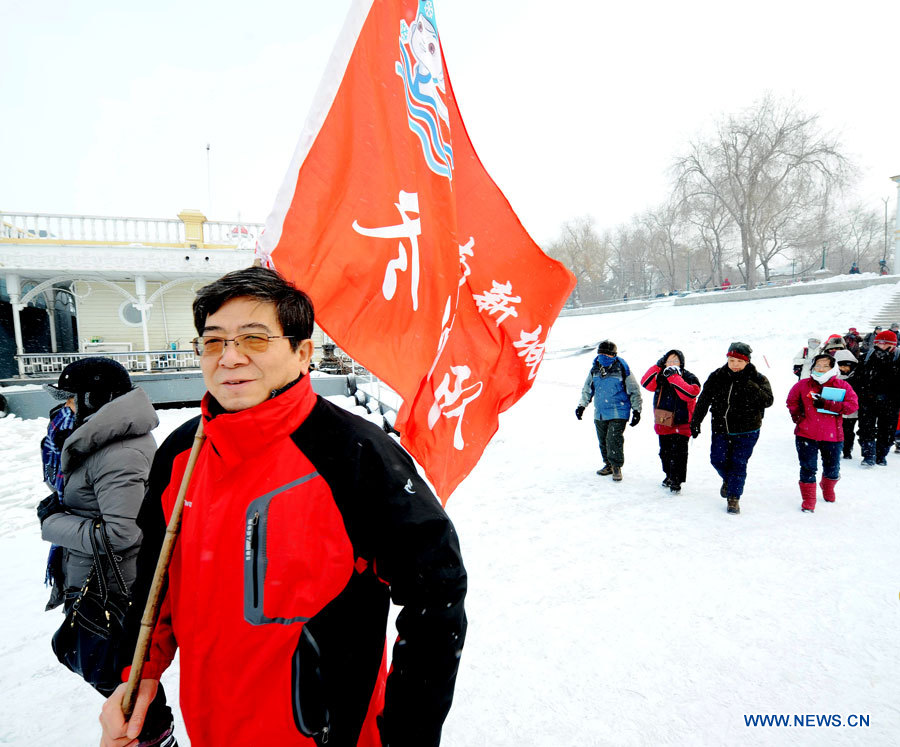 Nadadores invernales chinos y rusos reciben Año Nuevo
