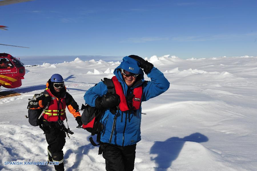 Primer grupo de 12 pasajeros de barco ruso atrapado en Antártica trasladado por helicóptero chino