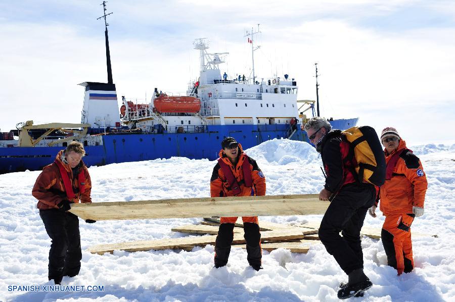 Primer grupo de 12 pasajeros de barco ruso atrapado en Antártica trasladado por helicóptero chino