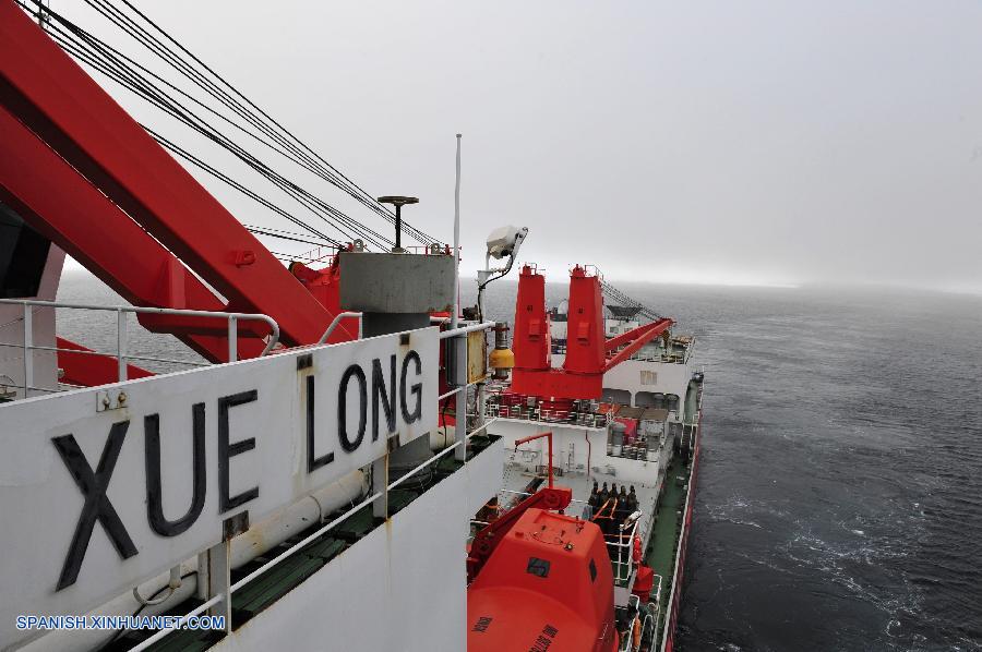 Rompehielos chino logra escapar de mar de hielo en Antártida