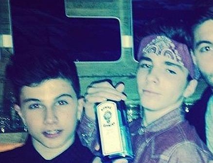 Madonna publica una foto de su hijo de 13 años con una botella de ginebra