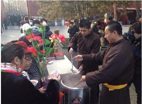 Reparten sopa de arroz de Laba a 4000 ciudadanos en el Templo de los Lamas