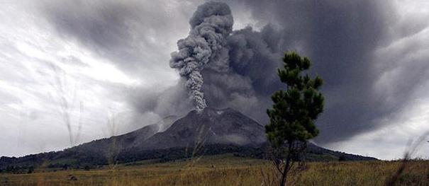 Volcán de Indonesia hace erupción 24 veces