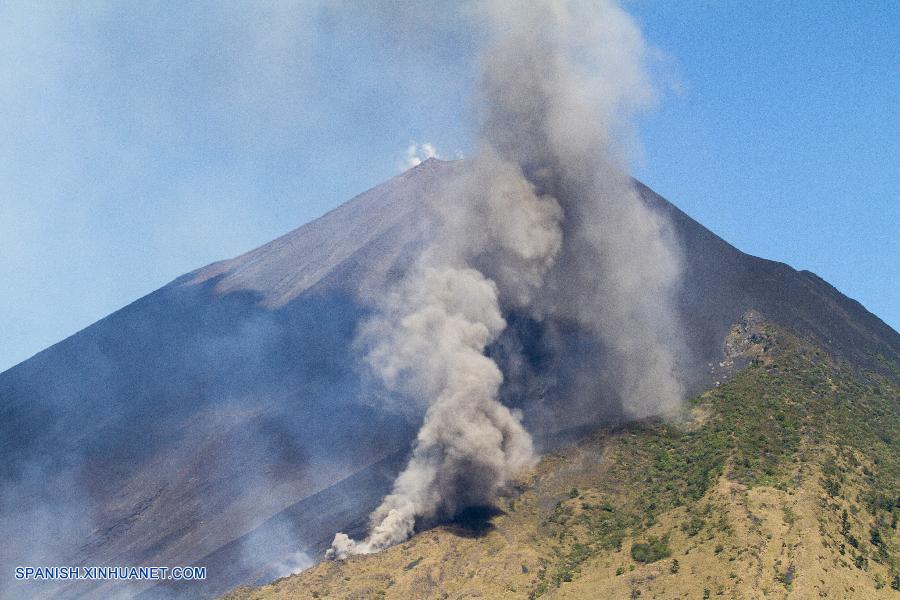 Guatemala sube nivel de alerta por volcán Pacaya