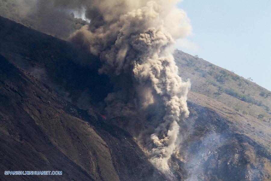 Guatemala sube nivel de alerta por volcán Pacaya