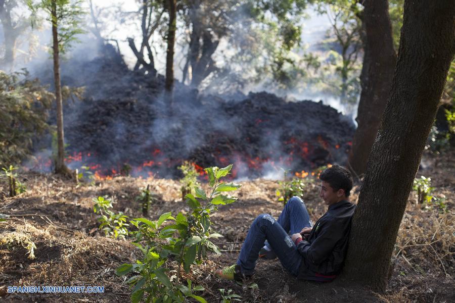 Guatemala sube nivel de alerta por volcán Pacaya