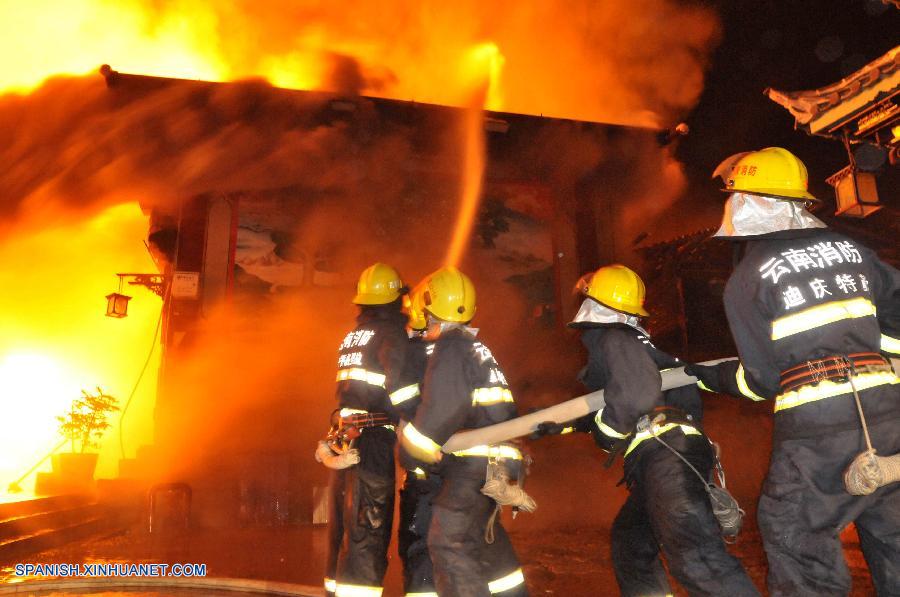 Sofocan incendio en Shangri-la, China