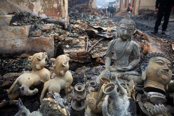 El incendio de Yunnan pone en peligro edificios antiguos