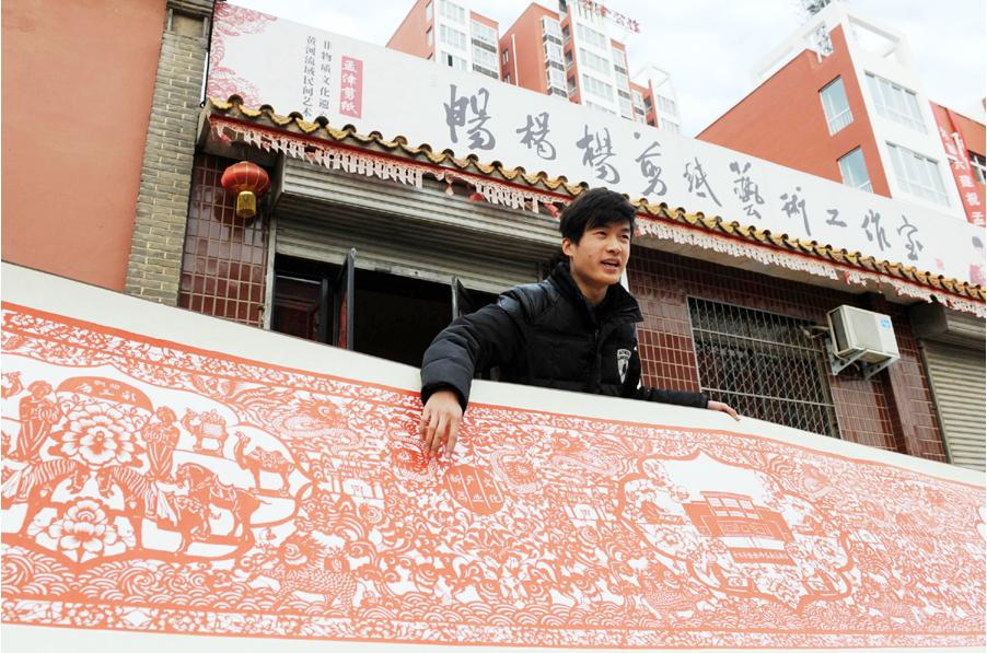 Chang espera haya más jóvenes que quieran aprender este arte. Es la razón por la que ahora enseña el arte de cortar papel en varias escuelas primarias locales. [Foto/Xinhua]