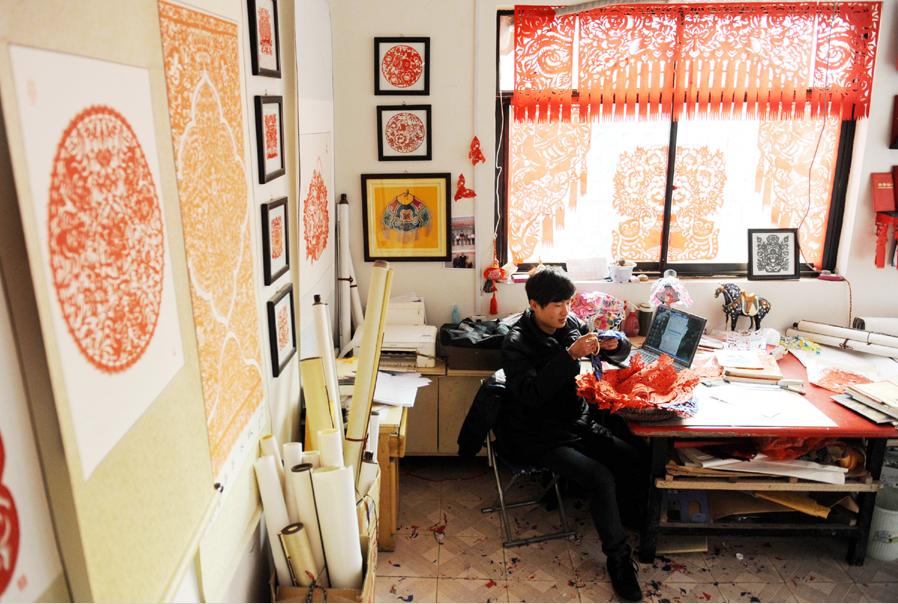 Chang espera haya más jóvenes que quieran aprender este arte. Es la razón por la que ahora enseña el arte de cortar papel en varias escuelas primarias locales. [Foto/Xinhua]