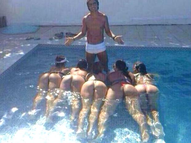 Ronaldinho mostró una infartante foto con un grupo de chicas nadando a sus pies