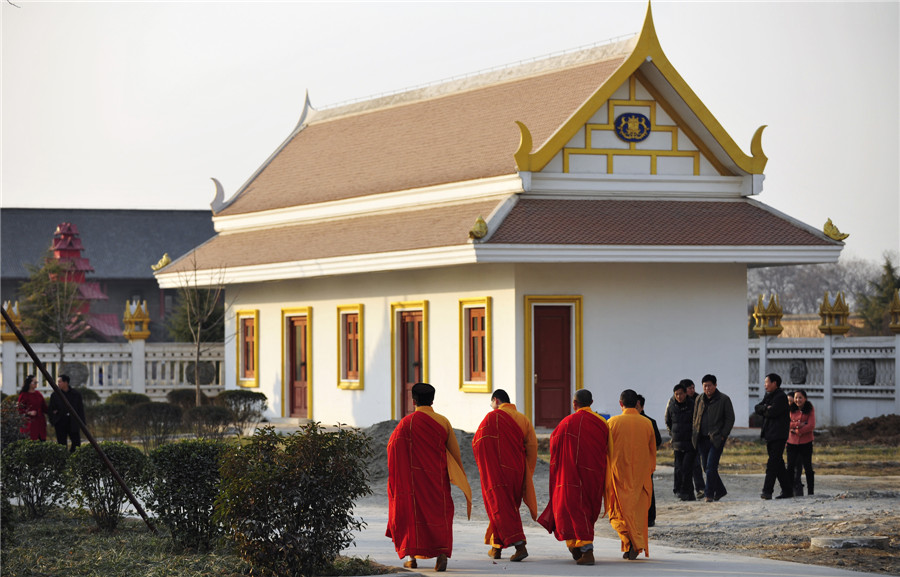 Levantan templo budista de estilo tailandés en templo chino