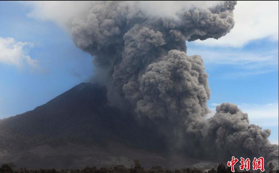 Imágenes espectaculares del volcán Sinabung en Indonesia (3)