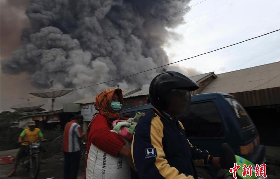 Imágenes espectaculares del volcán Sinabung en Indonesia (5)