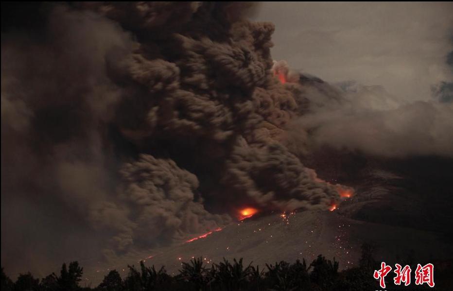 Imágenes espectaculares del volcán Sinabung en Indonesia (4)