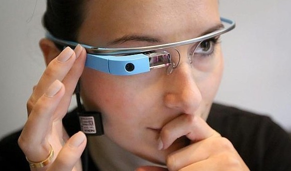 Mujer irá a juicio por conducir con las Google Glass
