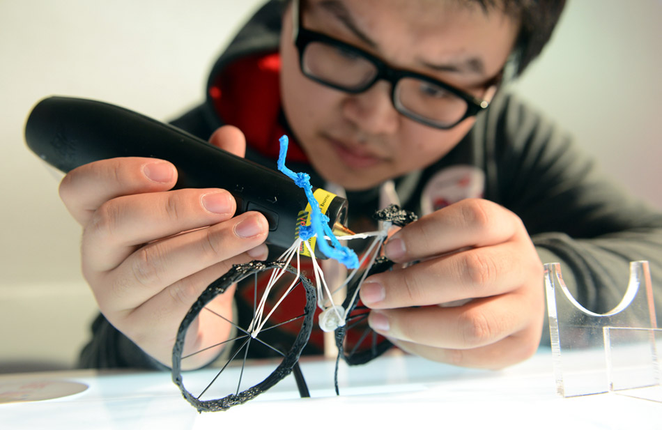 Un diseñador crea una bicicleta con tecnología de impresión en 3D durante la Competición de Innovadores de Lenovo 2014 en la zona de arte 798 de Pekín, el 19 de enero de 2014.